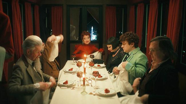 Filmstill „Die Blutgräfin", Tischgesellschaft