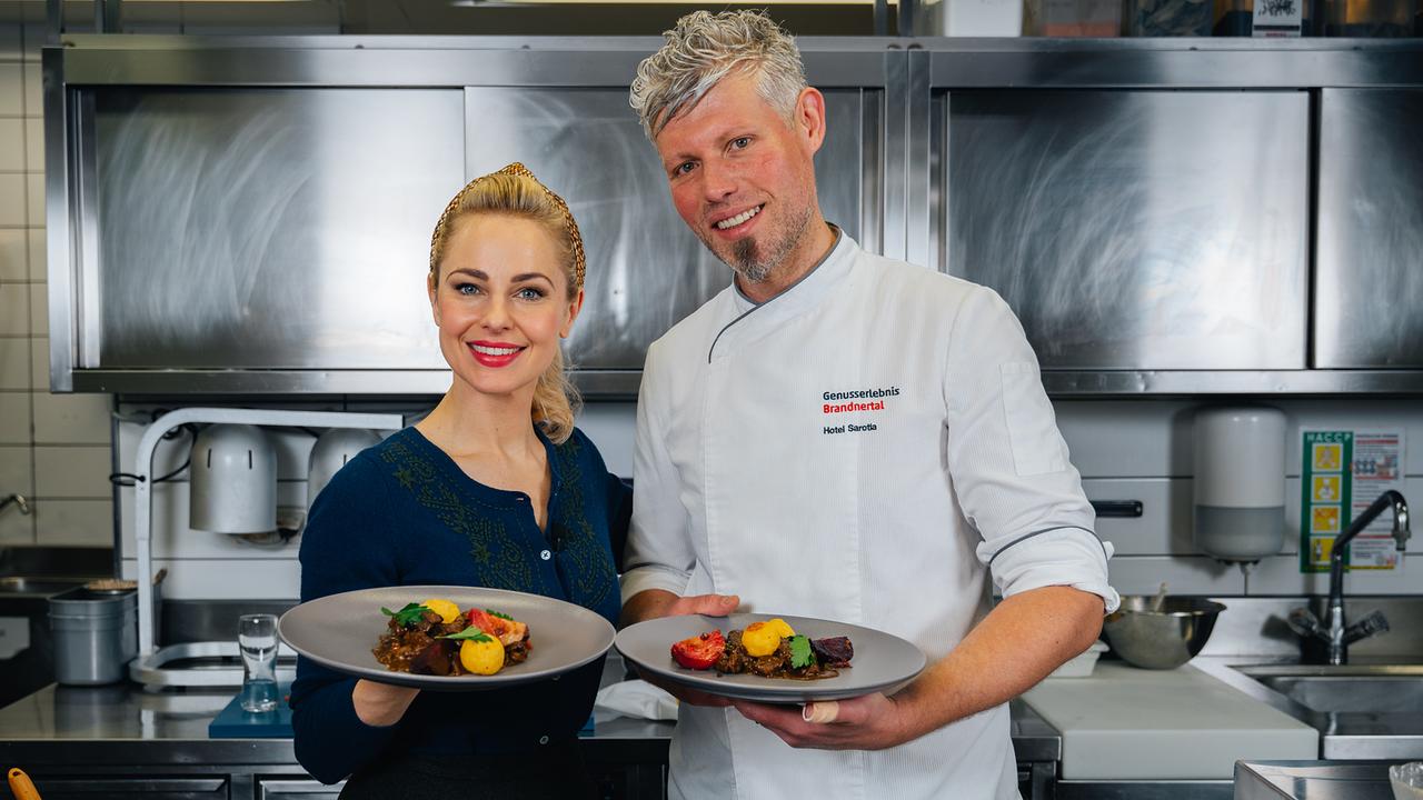 Silvia Schneider und Boban Jovic mit Ragout vom Brandner Almochsen