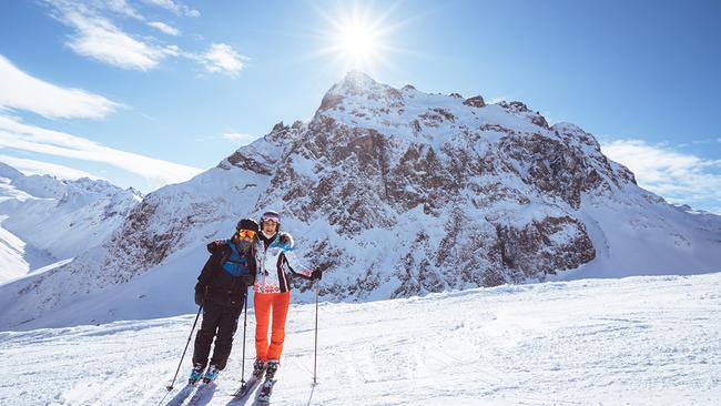 Svea Jahn und Silvia Schneider auf der Skipiste