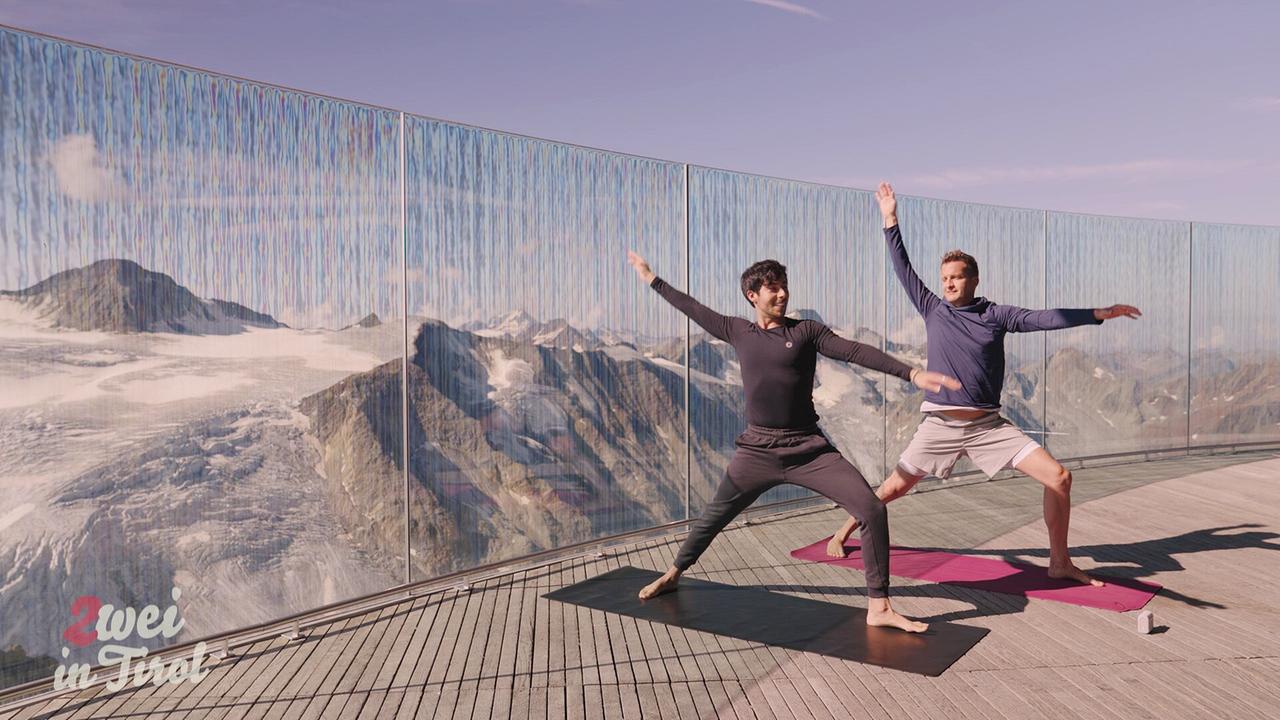 2 in Tirol - Heimat neu entdecken: Oliver Polzer und Marcel Clementi beim Yoga im Café 3440, Pitztaler Gletscher