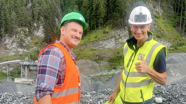 © ORF/Landesstudio Tirol/Thomas Steinlechner Sigi Fink mit Bauhelm und Warnweste steht mit einem weiteren Mann auf der Baustelle des Brenner Basistunnel