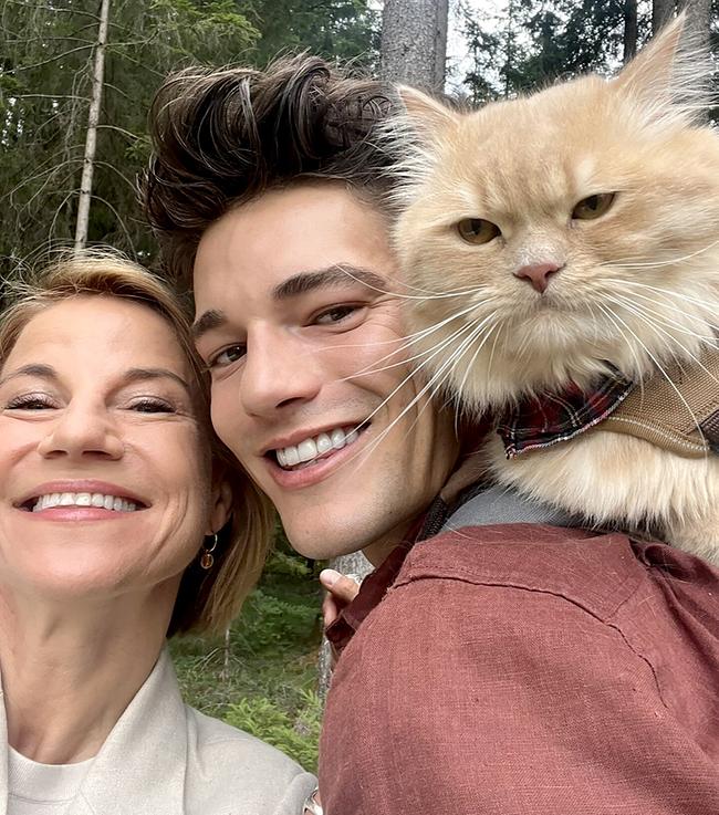 © ORF/Landesstudio Tirol/Thomas Steinlechner Selfie mit Kristina Sprenger, Influencer Peter Mairhofer & Kater Eddy in einem Wald
