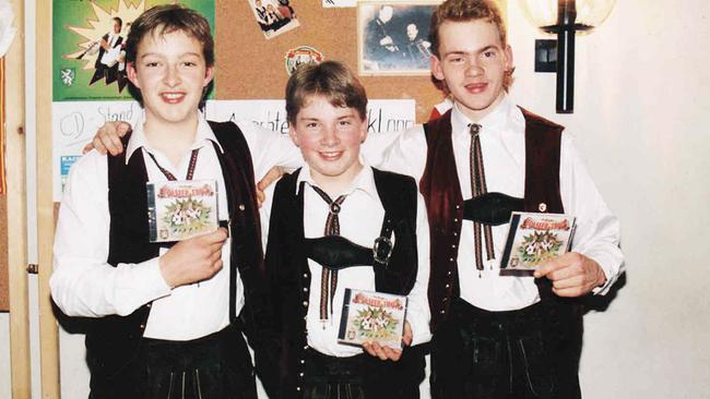 30 Jahre Edlseer: „Die Edlseer“ in ihren Anfangsjahren (damals „Edlseer Trio“) posieren als Buben in Tracht mit ihrer CD in der Hand für die Kamera.