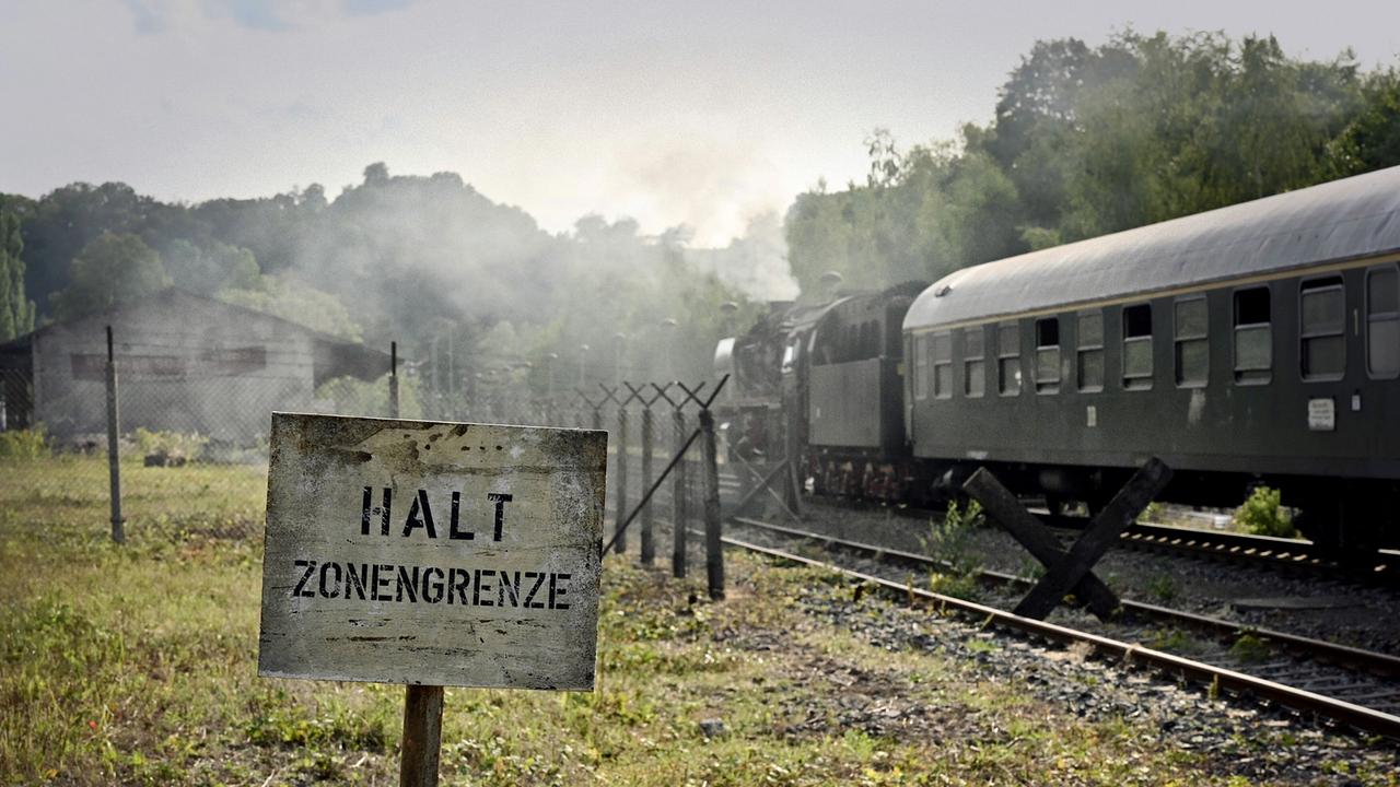 Weiterfahren oder aussteigen: Vor dieser schicksalhaften Entscheidung stehen Zugreisende nach Ost-Berlin am Tag des Mauerbaus, dem 13. August 1961.