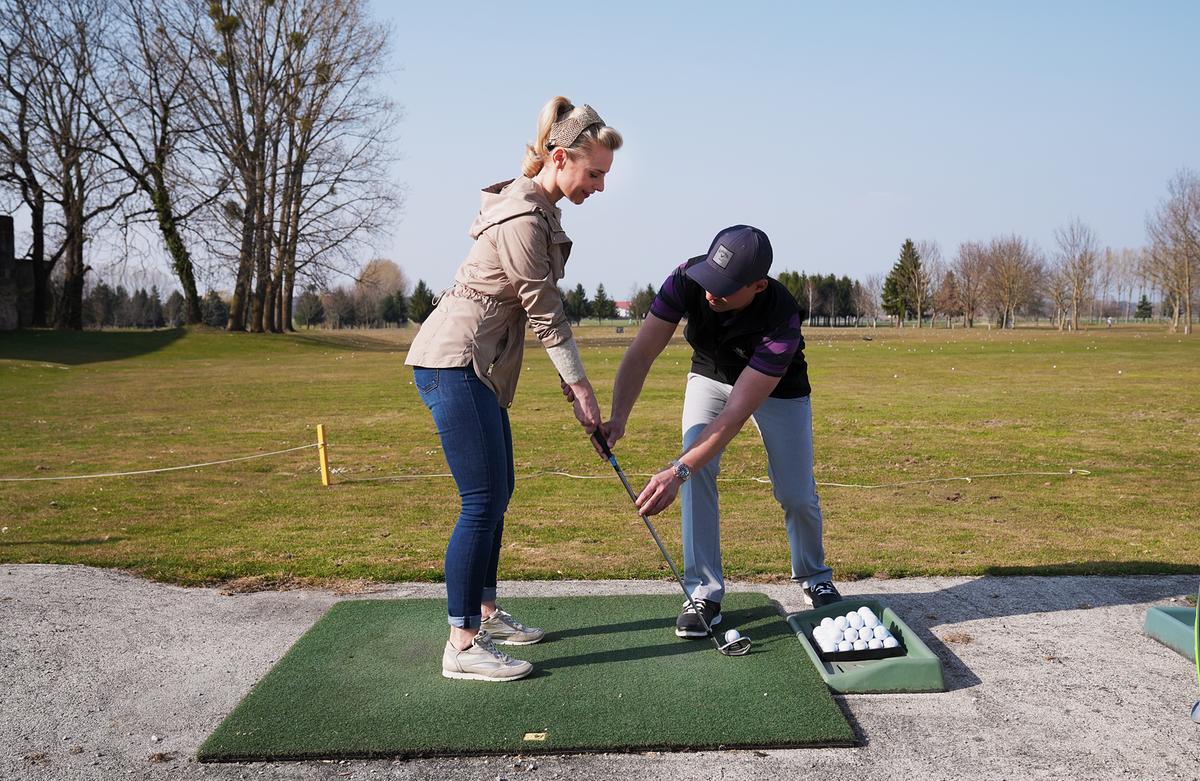 Golfprofi Gregor Kotnik zeigt Silvia Schneider den perfekten Abschlag