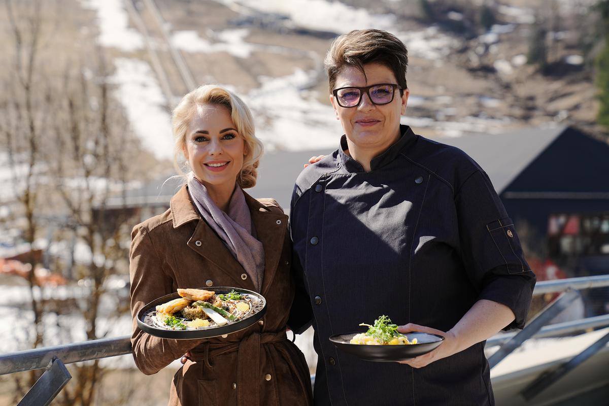 Silvia Schneider und Brigitte Gell auf der Terrasse ihres Restaurants Gellius