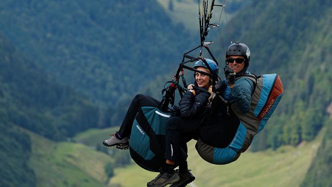 Silvia Schneider und Fluglehrer Lukas Ratz beim Paragleiter-Tandemflug am Diedamskopf