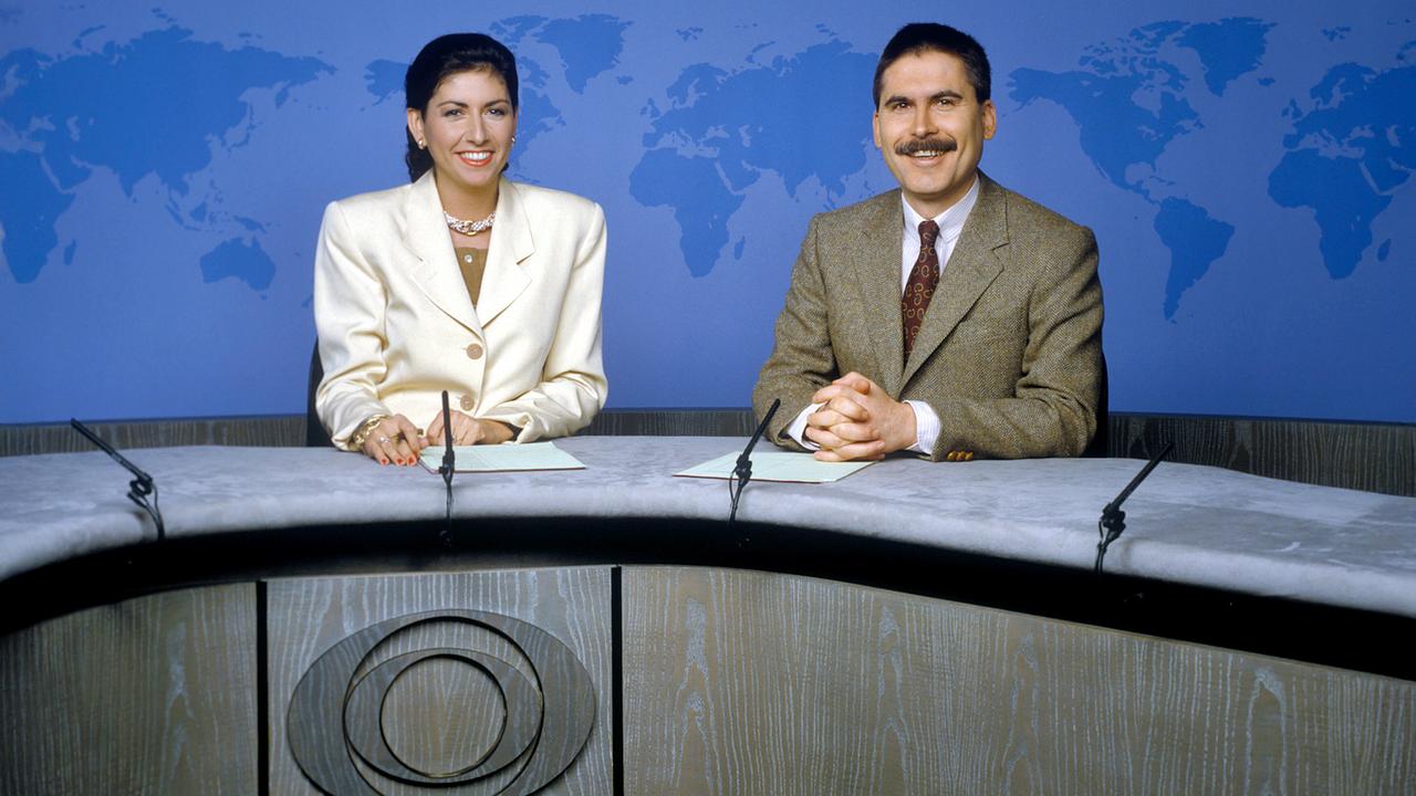 Danielle Spera und Josef Broukal sitzen 1989 am „Zeit im Bild“-Schreibtisch vor einer blauen Weltkartenwand.