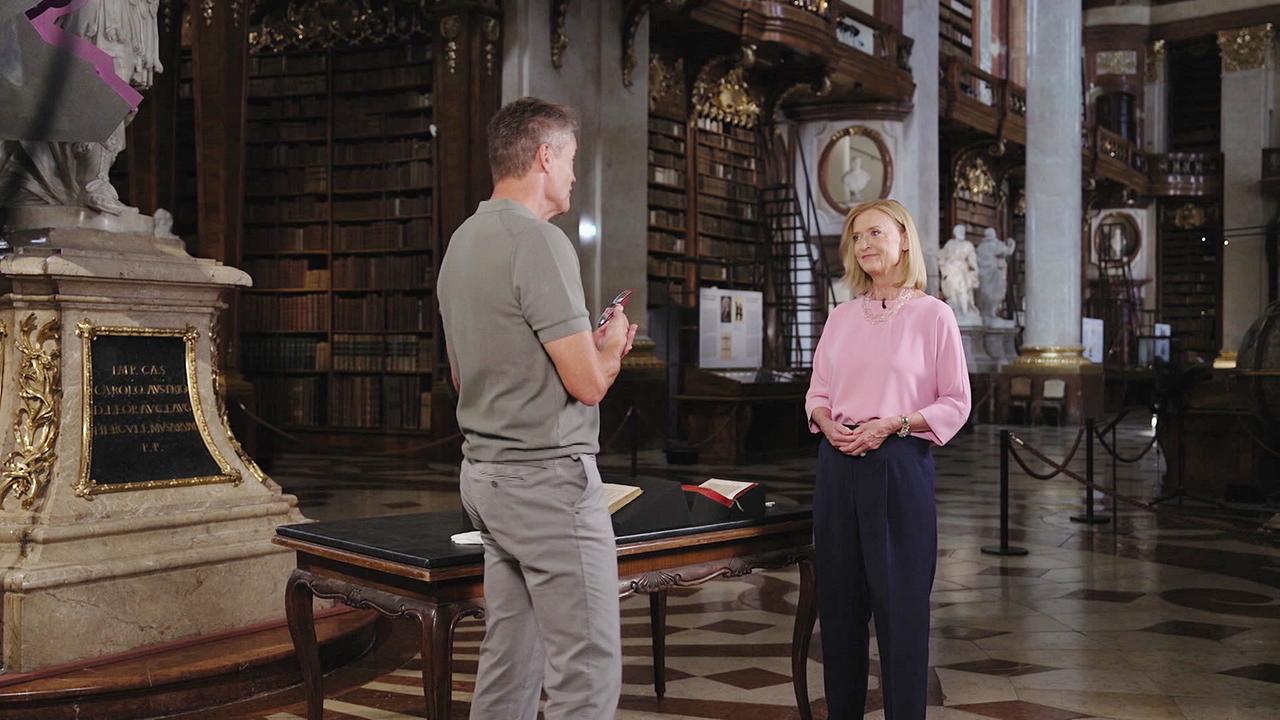 9 Plätze - 9 Schätze: So schön ist Österreich: Armin Assinger mit Dr. Johanna Rachinger., Generaldirektorin der Österreichischen Nationalbibliothek