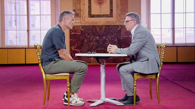 Armin Assinger und Fritz Dittlbacher sitzen an einem Tisch im Festsaal