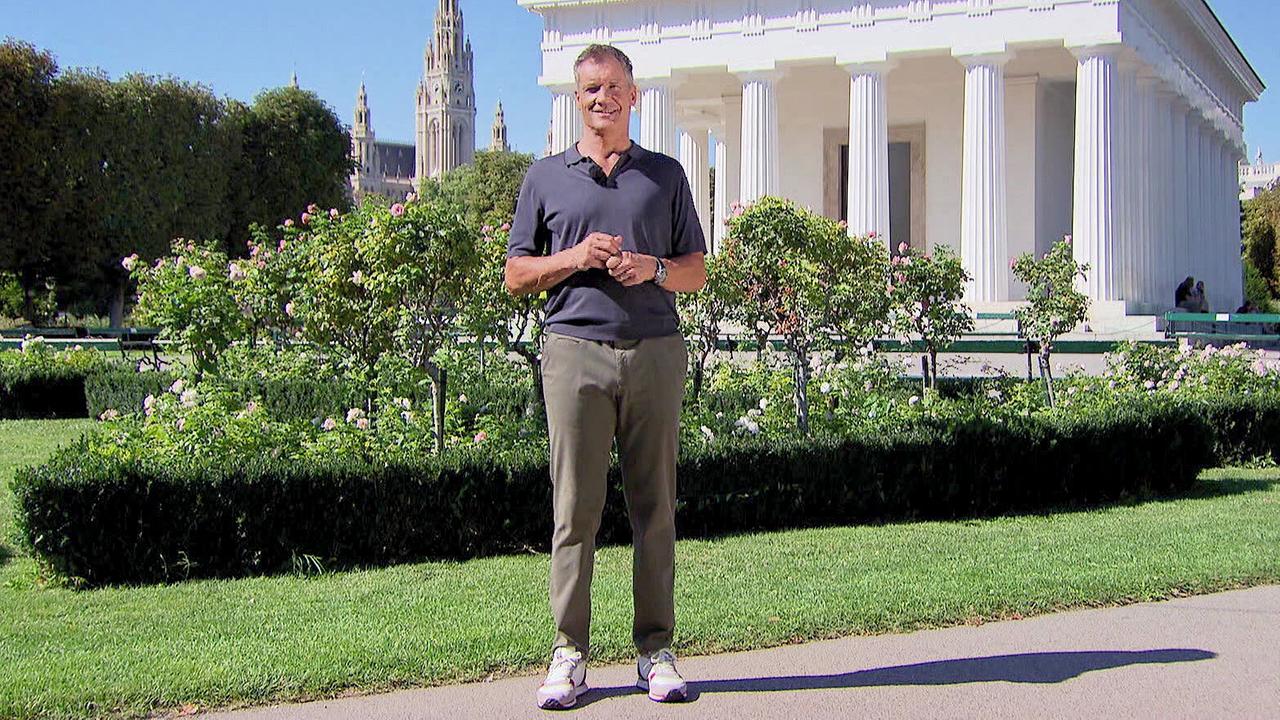 © ORF Armin Assinger steht vor dem Theseustempel im Volksgarten