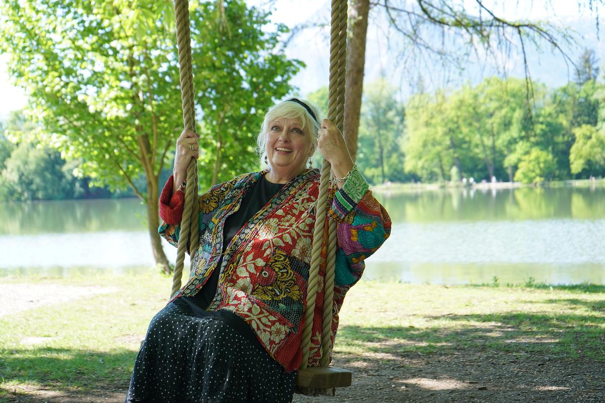 Angela Cartwright, britische Schauspielerin, verkörpert Brigitta eines der Trapp-Kinder im Film, im Garten von Schloss Leopoldskron
