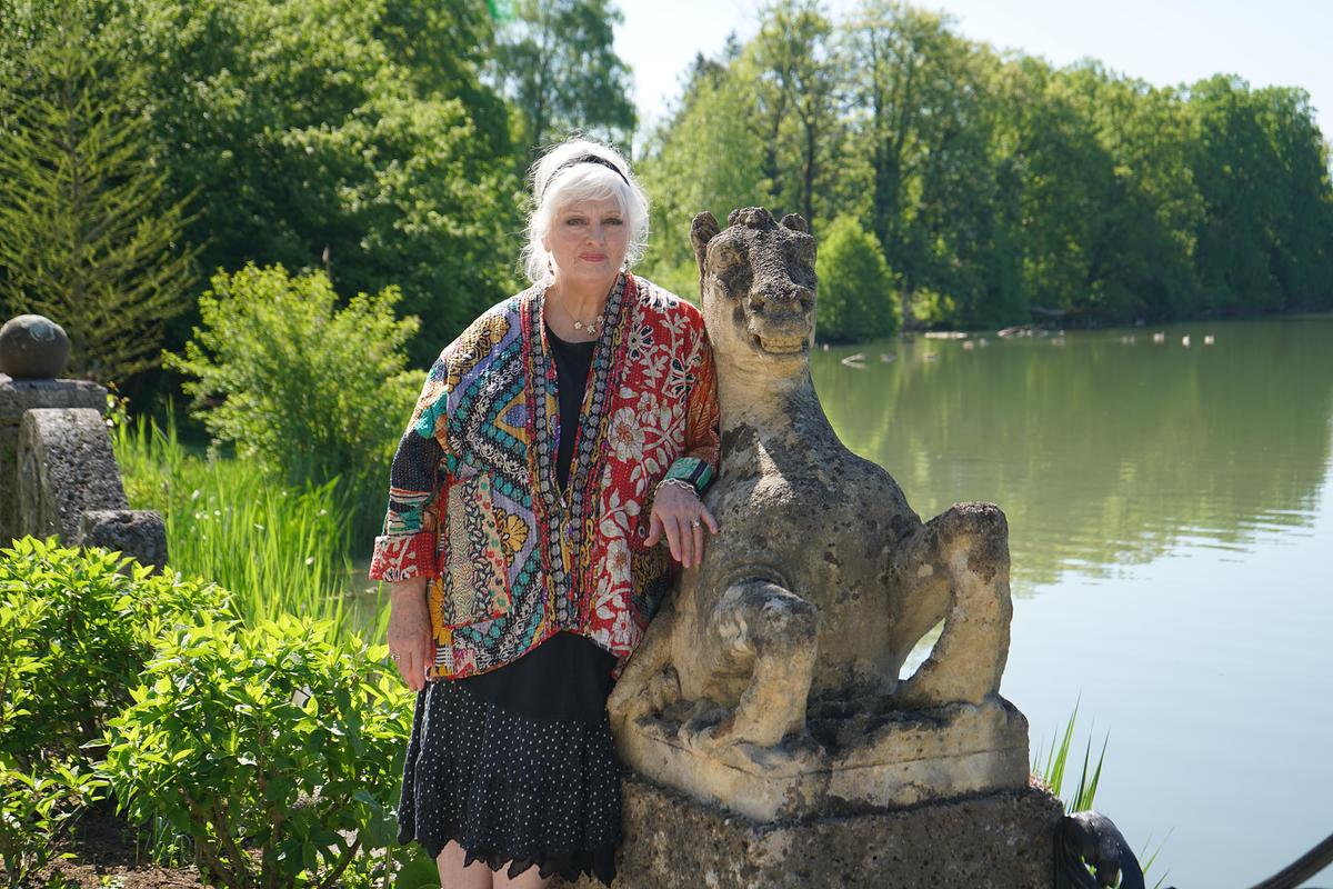 Angela Cartwright, britische Schauspielerin, verkörpert Brigitta, eines der Trapp Kinder im Film, im Garten von Schloss Leopoldskron