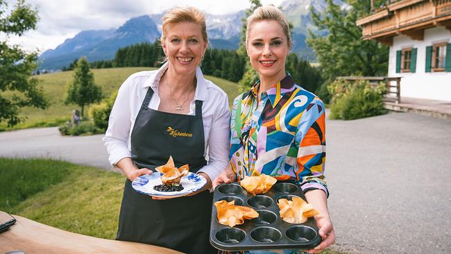 Anni Oberlechner und Silvia Schneider mit Topfenstrudelmuffin mit Heidelbeersauce