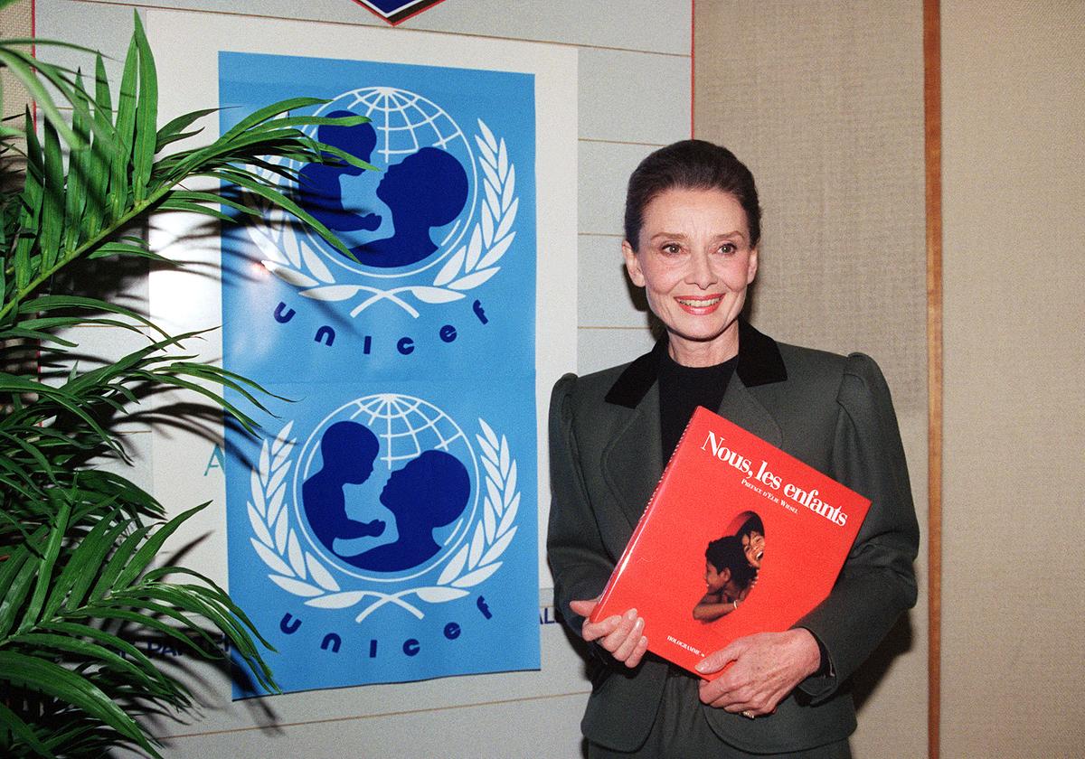 Bild: Schauspielerin und UNICEF-Botschafterin Audrey Hepburn während einer Pressekonferenz in Paris am 13. November 1990.