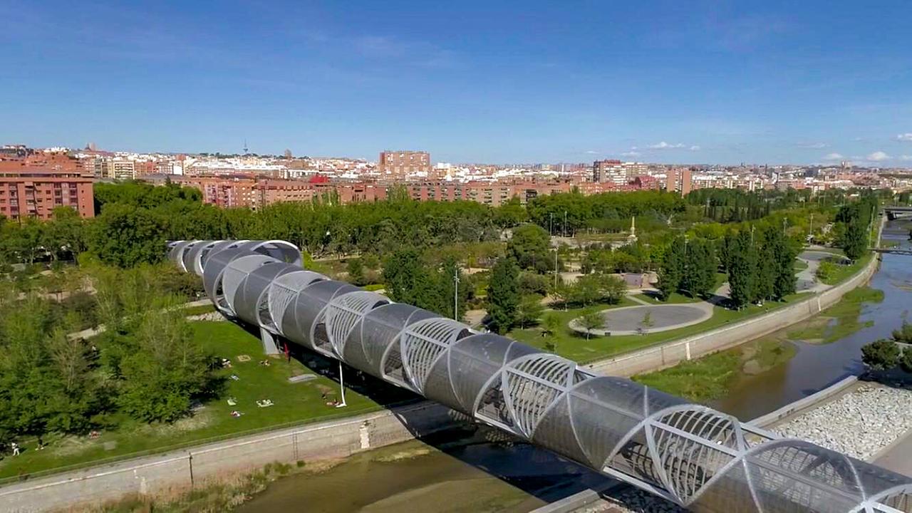 der Landschaftspark "Parque Madrid Río" in der spanischen Hauptstadt Madrid