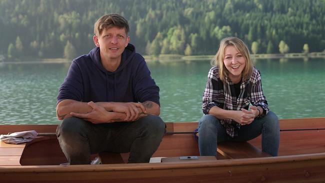 © ORF/Satel Jakob Lilg, Koch und Patron des Restaurant Löwenzahn, mit Frau Lilly im Boot