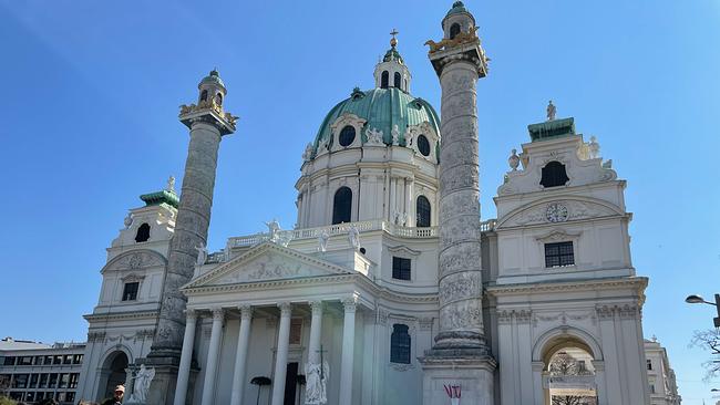Die Wiener Karlskirche im Sommer