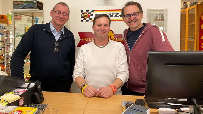 Drei Spielzeugfachverkäufer in ihrem Element: Klaus Manninger, Manfred Heinisch und Thomas Maurer an ihrem Arbeitsplatz in der Wiener Karlsgasse
