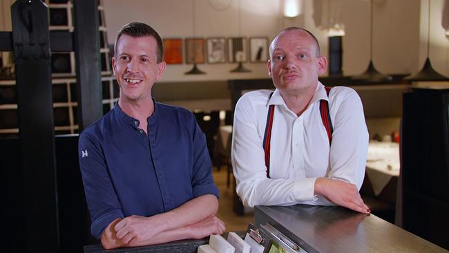 Koch Christian Wöber und sein Restaurantleiter Lars Nestle beim Gespräch in der Gaststube.