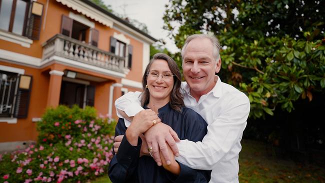 Gunhard Keil umarmt seine Ehefrau Sarah Keil im Garten ihres Hauses
