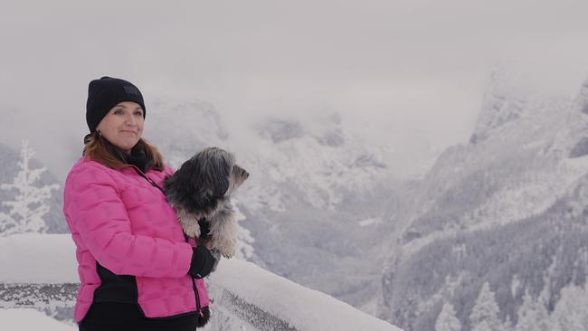 Barbara Karlich auf der Zwieselalm, sie hält ihre Hündin Meixi im Arm