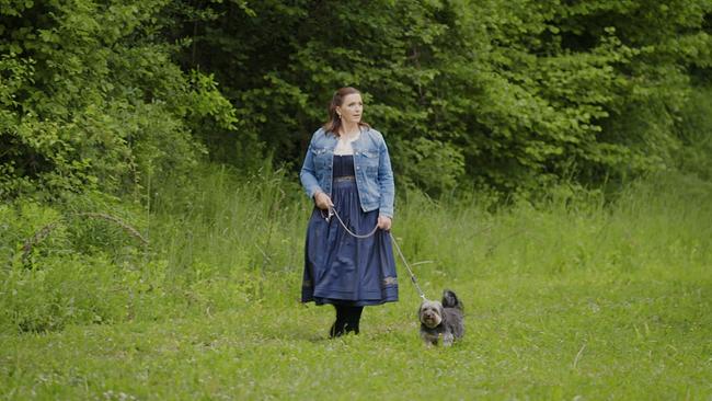 © ORF Barbara Karlich mit ihrer Hündin Meixi bei einem Spaziergang auf einer Wiese