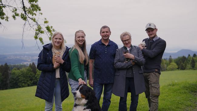 © ORF Die Mitglieder der Familie Truppe auf ihrem Hof in Altfinkenstein
