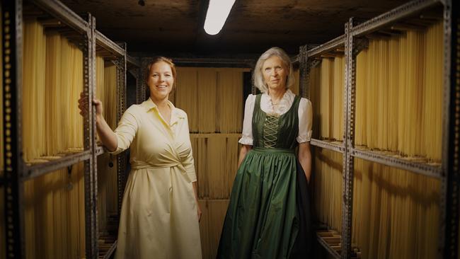 © ORF Die beiden Unternehmerinnen Katharina Baumgartner und Sigrid Gregori neben Regalen, auf denen Nudeln getrocknet werden