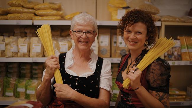 © ORF Die beiden Unternehmerinnen Ulrike und Isabella Fleissner in ihrem Teigwarenshop
