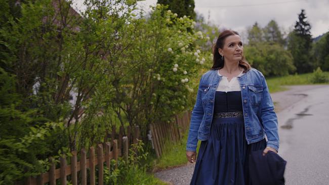 Barbara Karlich beim Spaziergang durch Altfinkenstein