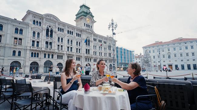 © ORF Gloria & Barbara & Katharina Karlich in einem Café am Hauptplatz von Triest