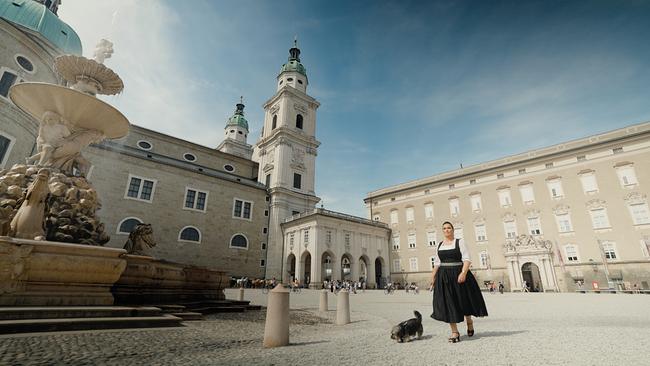 © ORF Barbara Karlich und ihre Hündin Meixi in der Stadt Salzburg