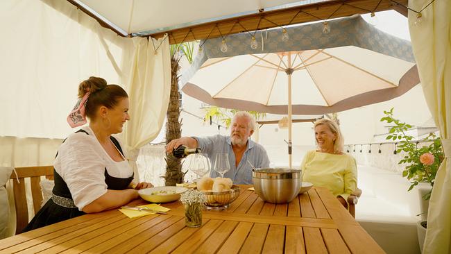 © ORF Barbara Karlich im Gespräch mit Engelbert Lainer-Wartenberg & Hera Lind auf deren Terrasse