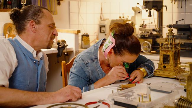 © ORF Albert Gilli junior erklärt Barbara Karlich das Uhrhandwerk