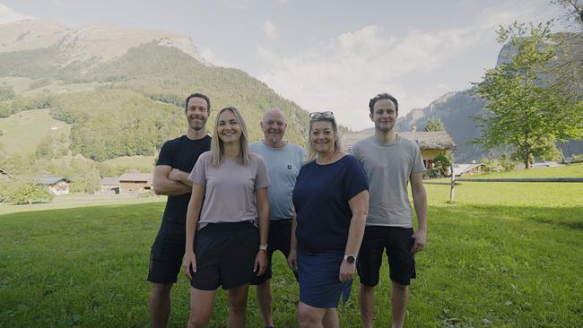 © ORF Alle Mitglieder der Familie Madlener, im Hintergrund Au im Bregenzerwald