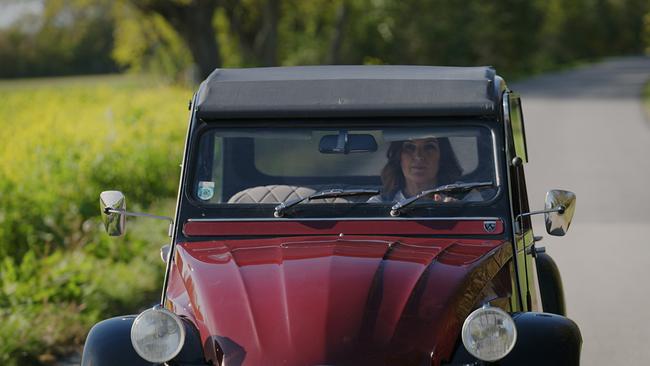 Barbara Karlich unterwegs mit ihrem Oldtimer, einer Citroen-Ente