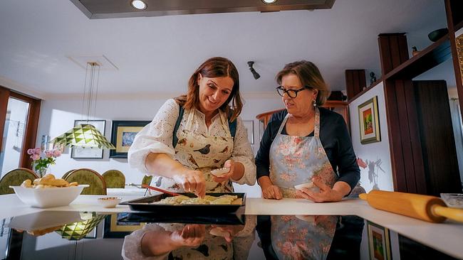 Barbara Karlich zusammen mit ihrer Mutter Katharina beim Backen von Burgenlandkipferln