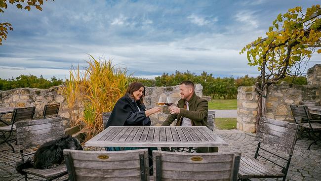 Barbara Karlich im Gespräch mit Winzer Fabian Sloboda