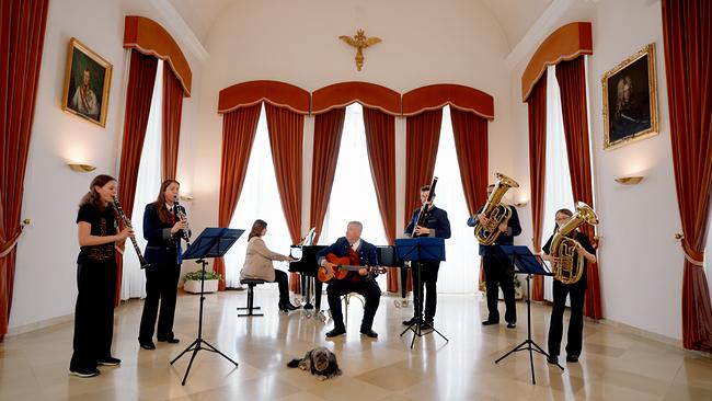 Barbara Karlich sitzt am Klavier und musiziert mit den Mitgliedern der Familie Höckner