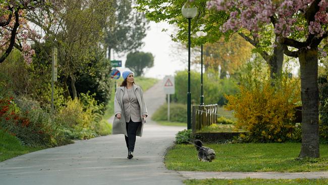 Barbara Karlich mit ihrer Hündin Meixi beim Spaziergang in Tulln