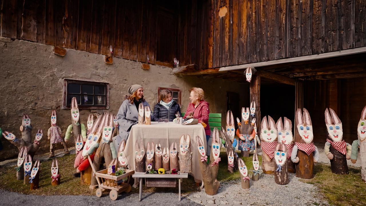 Barbara Karlich und ihre Mutter Katharina im Gespräch mit Erika Schöngrundner, der "Hasen-Mama" von Fischbach