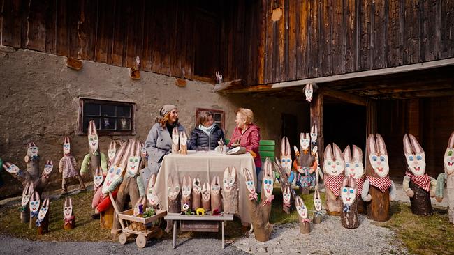 Barbara Karlich und ihre Mutter Katharina im Gespräch mit Erika Schöngrundner, der "Hasen-Mama" von Fischbach