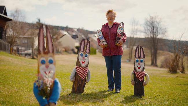 Erika Schöngrundner, die "Hasen-Mama" von Fischbach, präsentiert ihre Osterhasen
