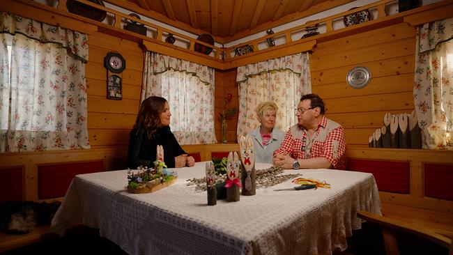 Barbara Karlich am Wohnzimmertisch, im Gespräch mit Sabine und Andreas Baumgartner