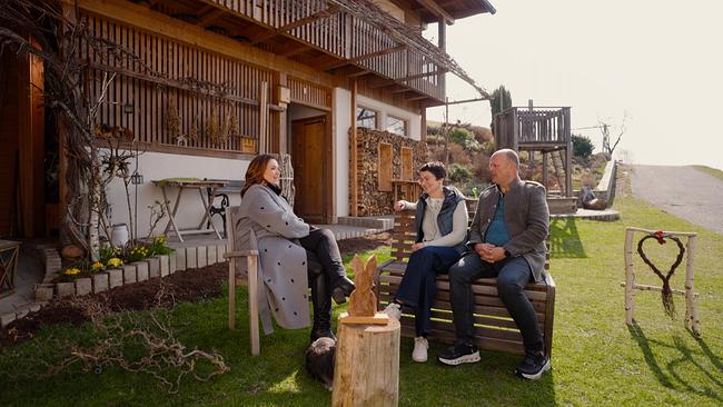 Barbara Karlich im Gespräch mit Andrea und Hubert Schmidhofer vor deren Wohnhaus