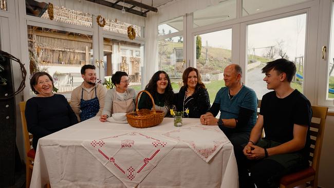 Barbara und Katharina Karlich im Gespräch mit den Mitgliedern der Familie Schmidhofer an deren Wohnzimmertisch