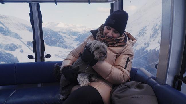 Barbara Karlich mit ihrer Hündin Meixi in einer Gondel