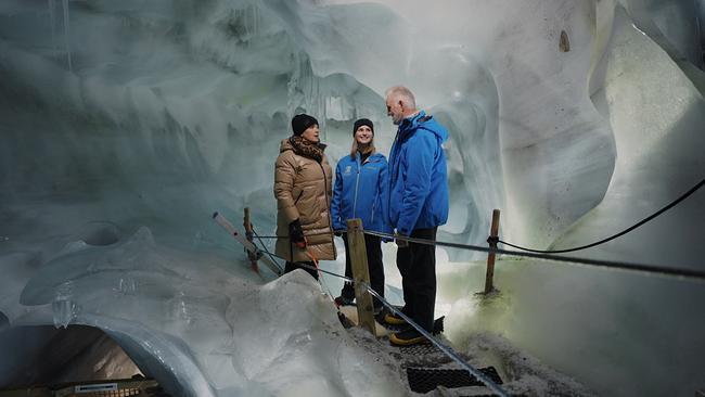 © ORF Barbara Karlich im Eispalast im Gespräch mit Roman und Antonia Erler