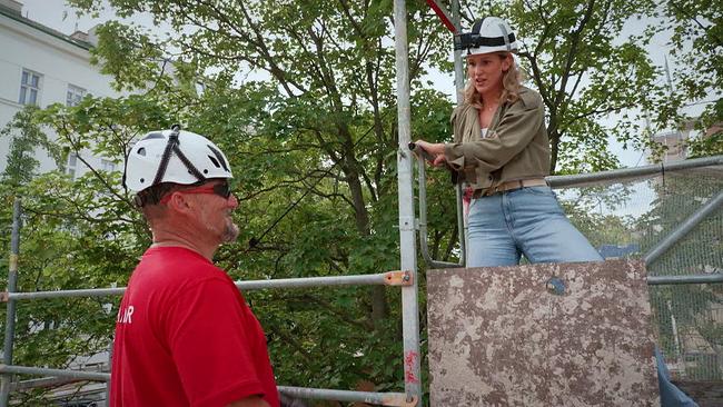 © ORF BetrifftUns0905 Marianne Pušić wird von Dachspengler Herbert Kagner auf dem Dach einer Baustelle empfangen